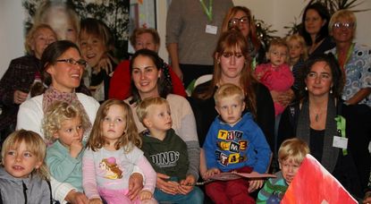 Die Erzieherinnen der Kita Quartier am Wald sangen gemeinsam mit den Kindern ein Lied zur Eröffnung.  Foto: mr