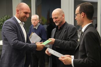 Dezernent Dominik Vinbruck (rechts) überreichte die grünen Hausnummern gemeinsam mit Gerhard Krenz (KEAN, mitte rechts) im Kreishaus.  Foto: jm