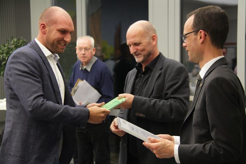 Dezernent Dominik Vinbruck (rechts) überreichte die grünen Hausnummern gemeinsam mit Gerhard Krenz (KEAN, mitte rechts) im Kreishaus.  Foto: jm