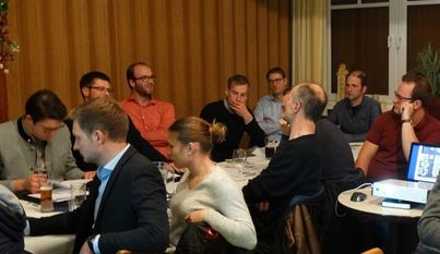 Während einer angeregten Diskussion konnten Landwirte und Vertreter des Naturschutzes gleichermaßen Bedenken, Anregungen und Wünsche äußern. Fotos: eb