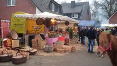 Rund 20 Aussteller werden in diesem Jahr beim Weihnachtsmarkt an der Sauhütte ihre Waren präsentieren. Für eine kleine Auszeit kann man in der Sauhütte Kaffee und selbstgebackenen Kuchen und Torten genießen oder die kleinen Gäste können auf den Ponys eine Rund eüber den Hof drehen. Fotos: Archiv