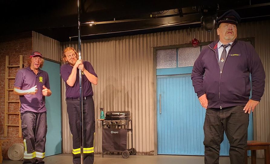 Feuerwehrdienst und Pole Dance? Wie sich das miteinander verbinden lässt, erfährt das Publikum in „Brandheiß - gelöscht wird später“.  Foto: eb
