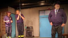 Feuerwehrdienst und Pole Dance? Wie sich das miteinander verbinden lässt, erfährt das Publikum in „Brandheiß - gelöscht wird später“.  Foto: eb