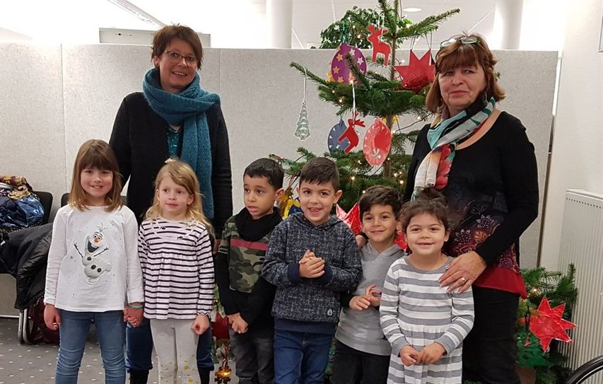 Stolz auf ihre Weihnachtsdekokünste: sechs kleine Racker aus der Kita Buschhausen.  Foto: eb