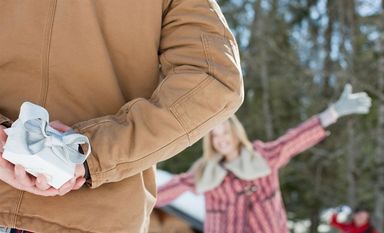 Dem geliebten Menschen zu Weihnachten gemeinsame Zeit nur zu zweit schenken, macht im hektischen Alltag die schöneste Freude. Foto: djd/www.urlaubsbox.com/Getty Images/Tom Merton