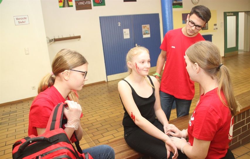 Die jungen Rettungssanitäter im Einsatz. Foto: im