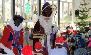 Heiß ersehnter Besuch in der Helga-Leinung-Schule: Sinterklaas und seine schwarzen Gesellen, die Pieten, sind bei den Kindern der Lebenshilfe jedes Jahr aufs Neue hochwillkommen. Foto: ue