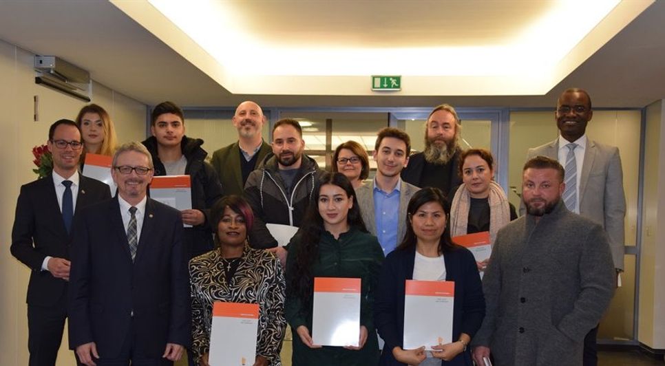 Zur 5. und letzten Einbürgerungsfeier begrüßte Landrat Bernd Lütjen 18 Bewerberinnen und Bewerber aus 10 unterschiedlichen Staaten. Foto: eb