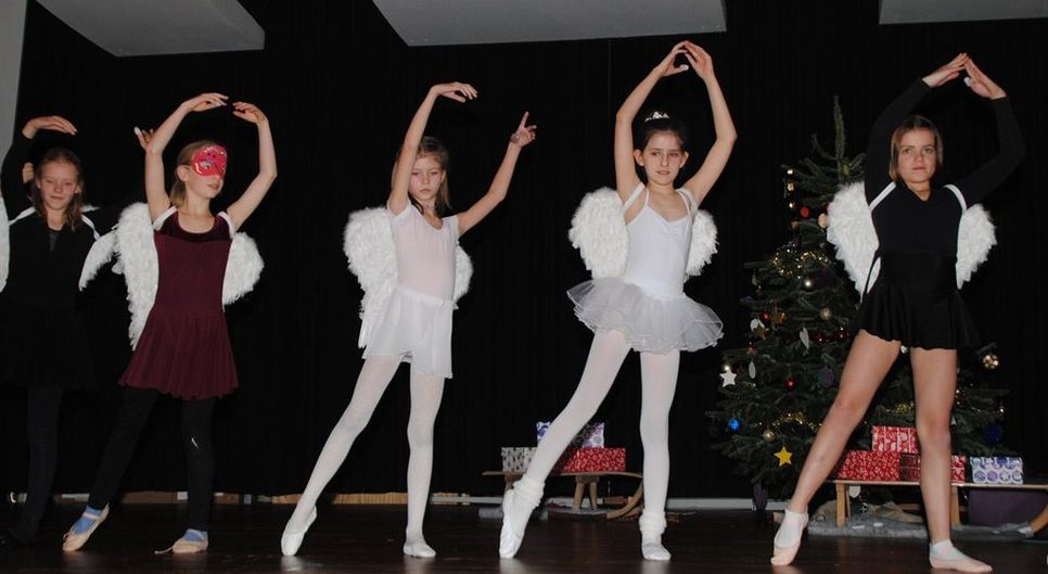 Mit viel Spaß und Liebe zum Detail tanzten die Ballettschüler bei der Weihnachtsaufführung. 
 Foto: dcl