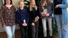 Von links: Sandra Fritz (Förderverein Schule Gnarrenburg), Mia Müller, Tamina Katt, Siegerin Marielle Wintjen, Deutschlehrerin Rebekka Wesselhöft. Foto: eb
