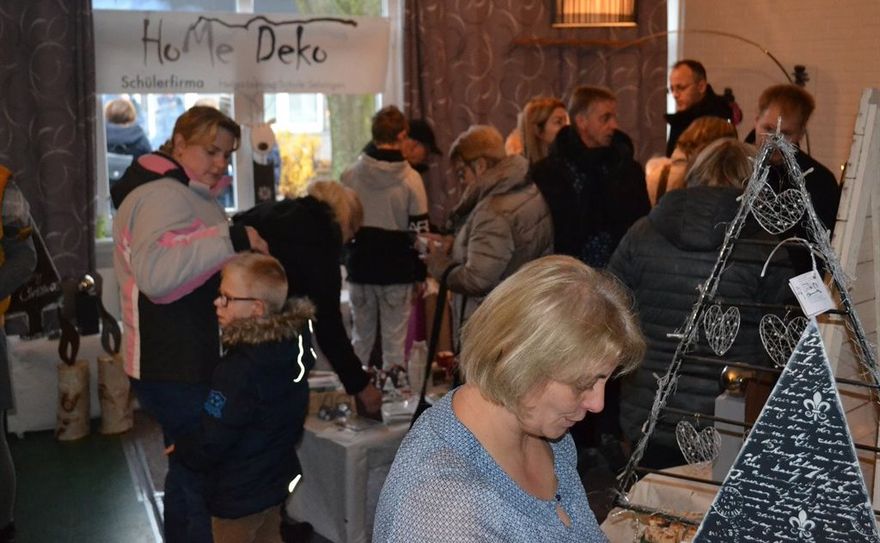 Die Schülerfirma „HoMe Deko“ präsentierte ihr vielfältiges Angebot auf dem Adventsfest. Foto: eb