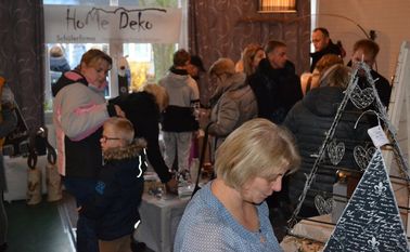 Die Schülerfirma „HoMe Deko“ präsentierte ihr vielfältiges Angebot auf dem Adventsfest. Foto: eb