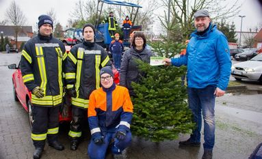 Der zweite Vorsitzende des WIR Gnarrenburg Gernot Böttjer (r.) hatte im letzte Jahr alle Hände voll zu tun, die zahlreiche Gutscheine an die Kunden auszugeben. Foto: eb