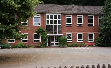 Noch steht nicht fest, ob die Schroeterschule in Lilienthal abgerissen, neu gebaut oder saniert werden soll. Foto: mr