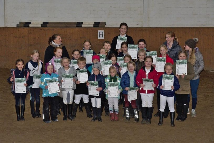 Strahlende Gesichter beim Reit- und Fahrverein Hambergen nach der Absolvierung der Reitabzeichenprüfung. Foto: eb