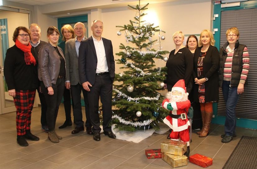 Gemeinsam für einen harmonischen Weihnachtsmarkt bei hoffentlich gutem Wetter. Angela und Klaus Grötschel (Hammeforum), Carolin Novak (Stadtwerke Osterholz), Regine Schäfer (Hammeforum), Manfred Heydeck und Andreas Schaefer (Lions), Martina Behnke (Sparkasse), Anja Voigt (Förderkreis Kirche), Bürgermeisterin Susanne Geils und Marina Wähnke (Förderkreis Kirche).   Foto: sr