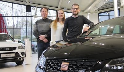 Verkaufsteam und Geschäftsführer im neuen Ausstellungsraum (von links): Thomas Kölling, Lena Mager und Tobias Gerken. Foto: jm