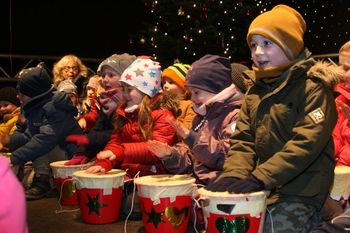Die Jungen und Mädchen der Kindertagesstätte der Lebenshilfe „Unterm Regenbogen“ begeisterte die Zuhörer mit dem Lied vom „kleinen Trommler“.  Foto: sla
