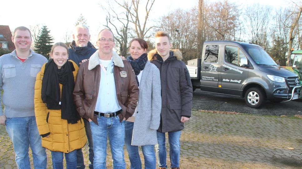 Ein Teil des Fuhrparkes mit Aufsitzmäher, Kleinschlepper, Unimog, Laubsauger und Minibagger.