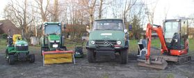Ein Teil des Fuhrparkes mit Aufsitzmäher, Kleinschlepper, Unimog, Laubsauger und Minibagger.