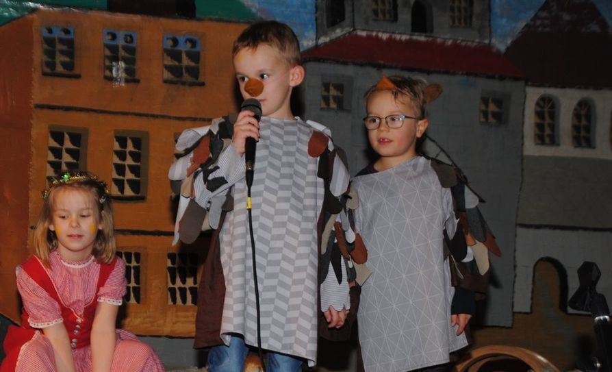 Bei der Adventsfeier im Hollener Dörphuus erfeuten sich Jung und Alt an den Aufführungen der Kinder und Jugendlichen. Foto: dcl