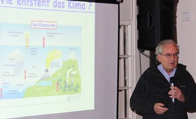 Präsentierte den Klimawandel in sachlichen Zahlen und Fakten: Auf Einladung des Ortsverbandes Bremervörde der Bündnis 90/Die Grünen referierte der Klimaforscher Prof. Dr. Peter Lemke im Haus am See zum aktuellen Stand in Sachen Klimawandel. Foto: ue
