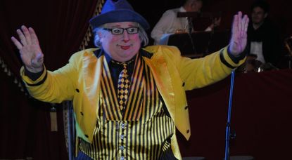 Ein Zirkus ohne einen Clown ist wie Weihnachten ohne Tannenbaum und dazu noch Handstandakrobatik vom Feinsten - all das wurde beim Classic Wintercircus geboten. Fotos: uml