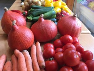 Gemeinsam diskutieren, kochen und genießen in der NABU Umweltpyramide.  Foto: NABU/M. Meyer-Grünefeldt