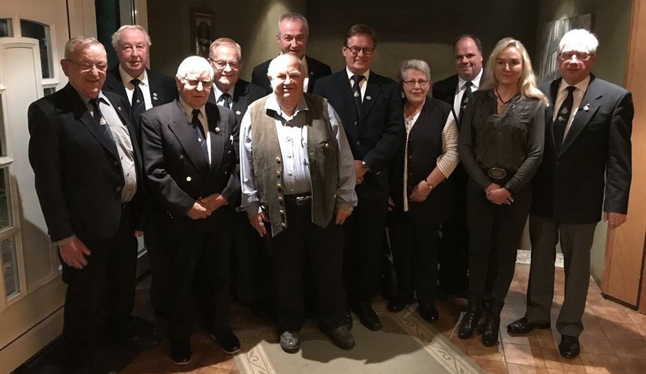 Vorstand, neugewählte Vorstandsmitglieder und geehrte Mitglieder des Schiffervereins „Frohsinn“.  Foto: eb