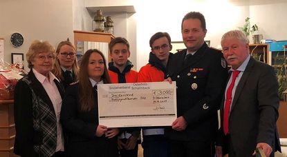 Mit der Spende von 3.000 Euro soll Ausbildung des Feuerwehrnachwuchses unterstützt werden.
Foto: eb