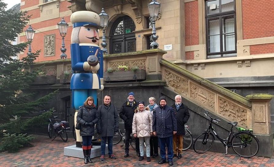 Einige Teilnehmer vor dem 4,5 m hohen Nussknacker aus dem Erzgebirge vor dem Leeraner Rathaus. Foto eb