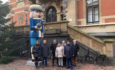 Einige Teilnehmer vor dem 4,5 m hohen Nussknacker aus dem Erzgebirge vor dem Leeraner Rathaus. Foto eb