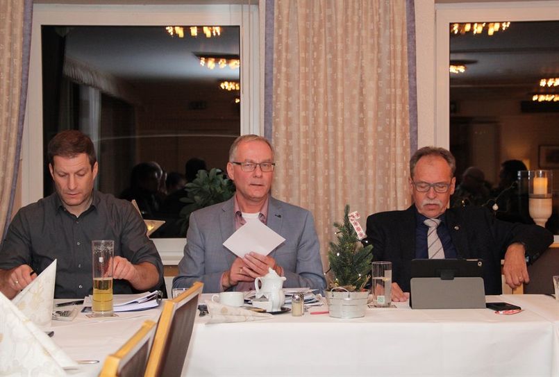 Einhelliges Lob auf der jüngsten Ratssitzung: Bürgermeister Reinhard Aufdemkamp (r.) und Gemeindedirektor Gerhard Kahrs (Mitte) sowie alle Ratsmitglieder bescheinigten Gemeindekämmerer Patrick Schlesselmann (l.) und seinem Team hervorragend geleistete Arbeit rund um den Jahresabschluss 2018. Foto: ue