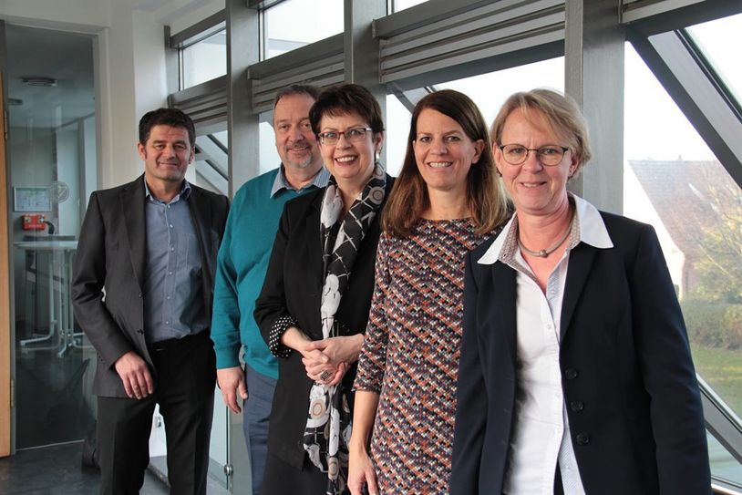 Sehen großes Potenzial für Wasserstoffwirtschaft in der Region: (v.l.n.r.) Arne Engelke-Denker, Inhaber Transfer-Zentrum Elbe-Weser (TZEW), Siegfried Ziegert, Arbeitsgemeinschaft der Technologieförderer der Landkreise (ARTIE), Birgit Honé, niedersächsische Ministerin für Bundes- und Europaangelegenheiten und Regionale Entwicklung, Hauptgeschäftsführerin der IHK Stade, Maike Bielfeldt und Landesbeauftragte Monika Scherf.  Foto: IHK Stade