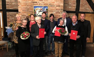 Diese Jubilare halten ihrer Partei seit 25, manche seit 50 Jahren die Treue. Das ist heutzutage etwas ganz Besonderers.  Foto: eb