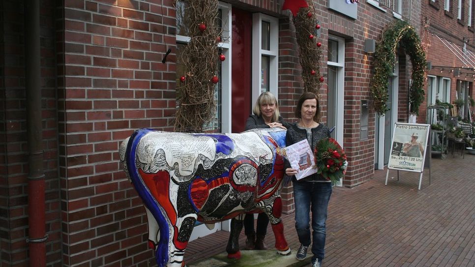 Objektleiterin Birgit Wrissenberg (links) überreichte den Hauptgewinn an die glückliche Gewinnerin Bianka Müller aus Ohrel.  Foto: eb