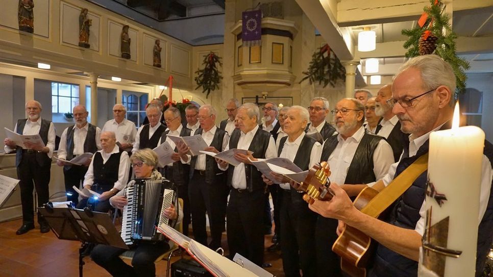 Der Loxstedter Shanty-Chor bot den Gottesdienstbesuchern ein abwechslungsreiches Programm. 
 Foto: khe