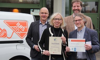 Von links: Jürgen Grimm, Jutta Finken (stellvertretende Schulleiterin) und Frank Helmes (hinten) nahmen gleich zwei Urkunden von Markus Steinbach entgegen.  Foto: jm
