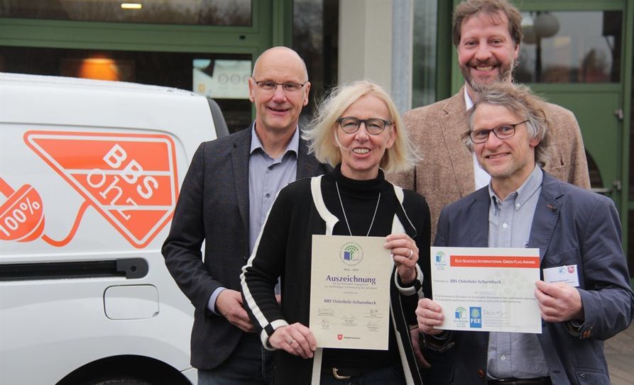 Von links: Jürgen Grimm, Jutta Finken (stellvertretende Schulleiterin) und Frank Helmes (hinten) nahmen gleich zwei Urkunden von Markus Steinbach entgegen.  Foto: jm