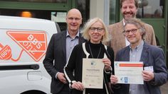 Von links: Jürgen Grimm, Jutta Finken (stellvertretende Schulleiterin) und Frank Helmes (hinten) nahmen gleich zwei Urkunden von Markus Steinbach entgegen.  Foto: jm