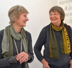 Die Künstlerin Ilka Mahrt (links) im Gespräch mit einer Ausstellungsbesucherin. Foto: ui