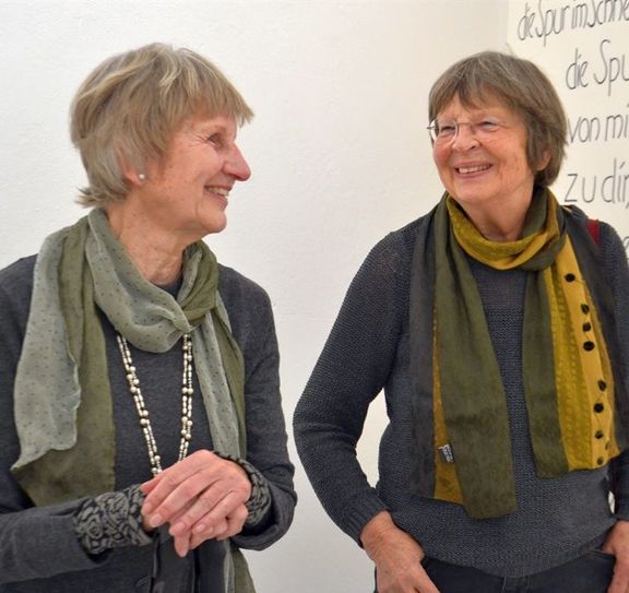Die Künstlerin Ilka Mahrt (links) im Gespräch mit einer Ausstellungsbesucherin.  Foto: ui