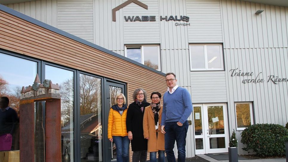 Sonja und Stefan Wasser (beide rechts) von der Geschäftsführung der WABE Haus GmbH, freuen sich sehr darüber, dass sie den Förderverein Anderland und damit die Arbeit mit trauernden Kindern und Jugendlichen unterstützen können. Elfriede Zühlke (von links) und Margit Müller vom Förderverein freuen sich über die großzügige Spende der Firma WABE Haus.