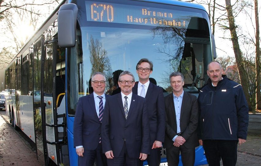 Worpswedes Bürgermeister Stefan Schwenke, Landrat Bernd Lütjen, Lilienthals Bürgermeister Kristian Tangermann, ZVBN-Geschäftsführer Christof Herr und Thorsten Kayser, Geschäftsführer des Omnibusbetriebs von Ahrentschildt GmbH vor einem der drei neuen Busse der Linie 670. Foto: mr