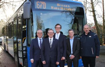Worpswedes Bürgermeister Stefan Schwenke, Landrat Bernd Lütjen, Lilienthals Bürgermeister Kristian Tangermann, ZVBN-Geschäftsführer Christof Herr und Thorsten Kayser, Geschäftsführer des Omnibusbetriebs von Ahrentschildt GmbH vor einem der drei neuen Busse der Linie 670. Foto: mr