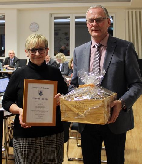 Sie verlässt ihre alte Wirkungsstätte: Nach langjähriger und engagierter Mitarbeit im Samtgemeinderat und diversen Ausschüssen hat Irene Barth wegen Wohnortwechsels ihren Ratssitz zurückgegeben. Samtgemeindebürgermeister Gerhard Kahrs sprach der scheidenden Ratsfrau seinen ausdrücklichen Dank für ihre geleistete Arbeit aus. Foto: ue