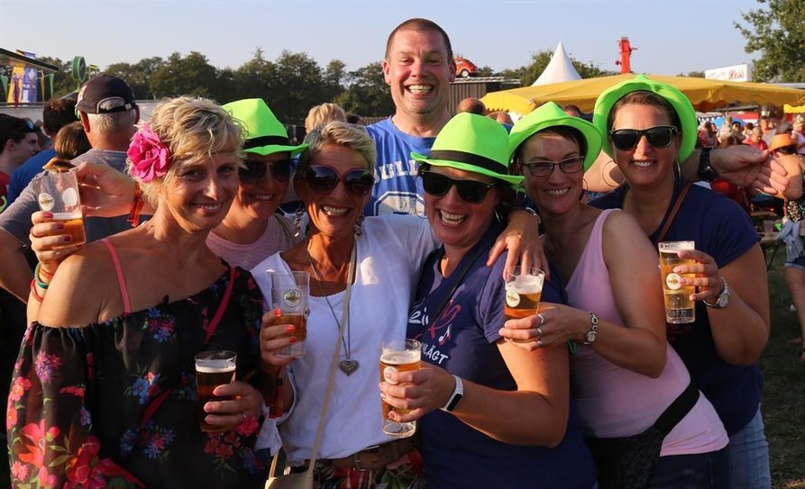 Sonne, Schlager, Stimmung - die Premiere der Schlager Arena in der Wingst war ein voller Erfolg. Foto: eb