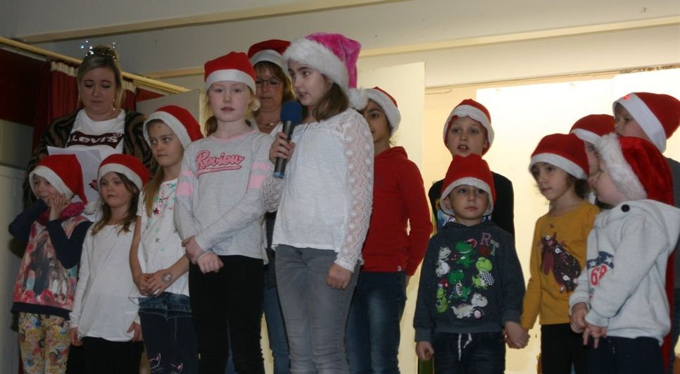Reichlich Beifall zollten die Gäste den Darbietungen der Hort- und der Nachmittagsgruppe des DRK-Kindergartens.  Foto: sla