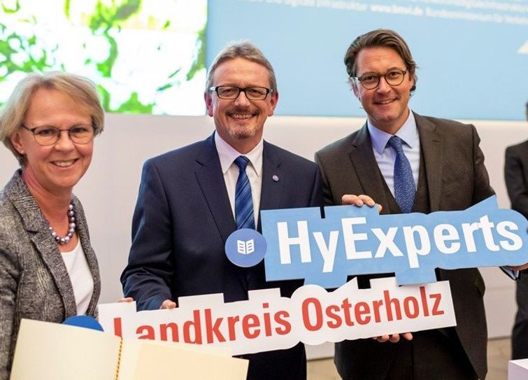 „Das ist ein guter Tag für die elf Landkreise in unserer Region“, so Landrat Lütjen bei der Auszeichnung in Berlin.  Foto: eb