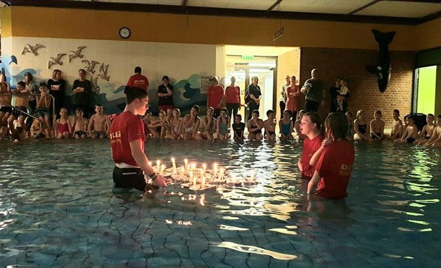 Mal etwas anderes: eine Weihnachtsfeier im Wasser.  Foto: eb
